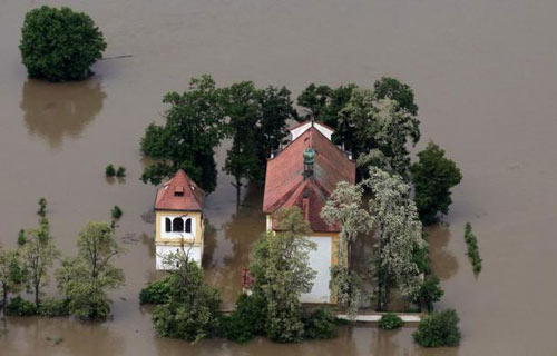 Chùm ảnh: Châu Âu ngập trong nước lũ - 1