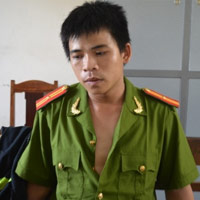 Pháp luật - Bắt thiếu tá công an "rởm" với khẩu súng ngắn