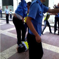 Tin tức trong ngày - TQ: Nhân viên công vụ dẫm lên đầu dân