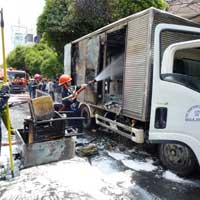 Tin tức trong ngày - TP.HCM: Xe tải bốc cháy khi đang chạy