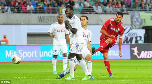 Ballack lập hat-trick ngày chia tay - 2