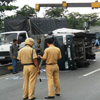 Tin tức trong ngày - Lật xe tải chở gas, nháo nhào bỏ chạy