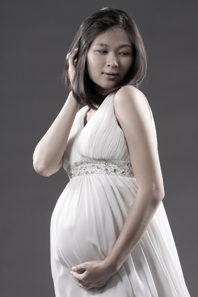 Mạc Anh Thư - vợ của diễn vivieenHuy Khánh trông rất dịu dàng khi mang thai
