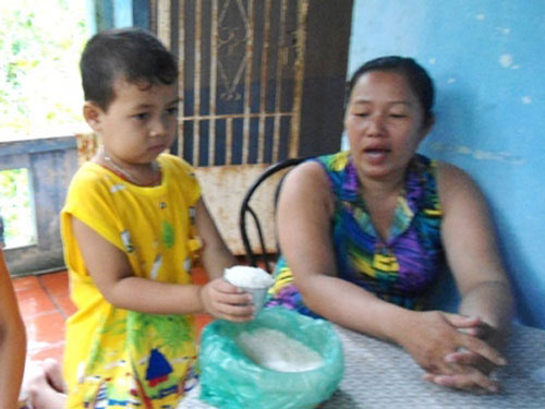 Kỳ lạ: Cậu bé chỉ thích ăn gạo sống - 2