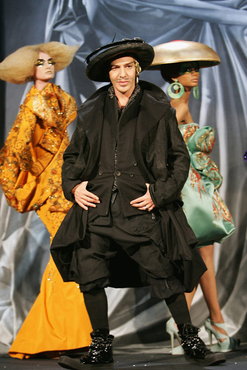 Ngắm gu thời trang dị của John Galliano - 8