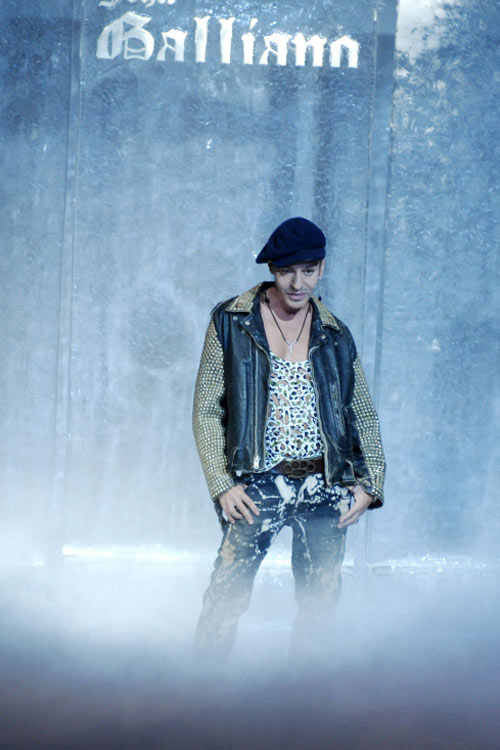Ngắm gu thời trang dị của John Galliano - 10