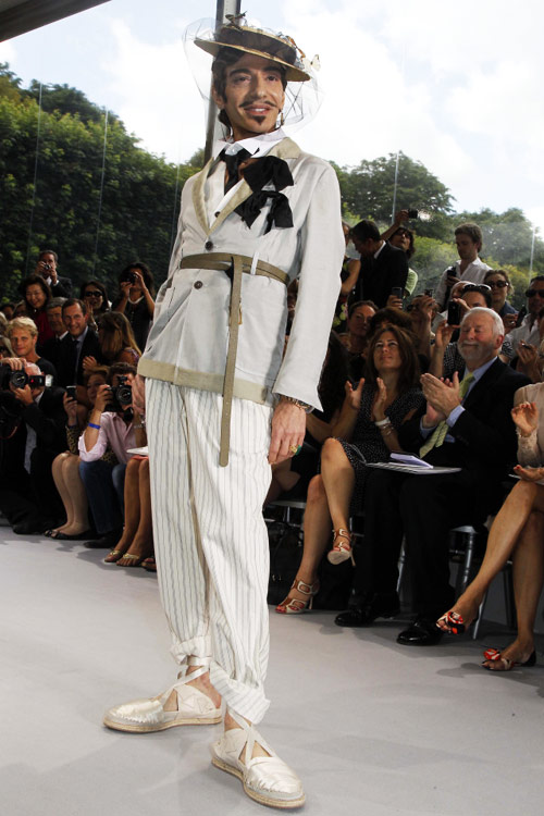Ngắm gu thời trang dị của John Galliano - 12