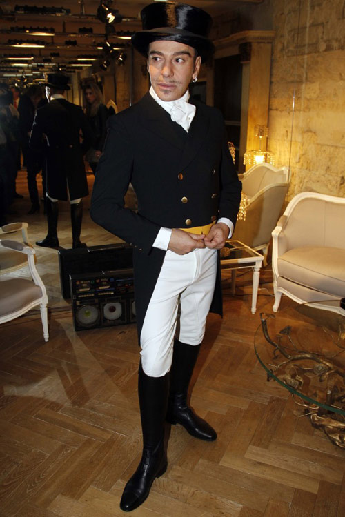 Ngắm gu thời trang dị của John Galliano - 17