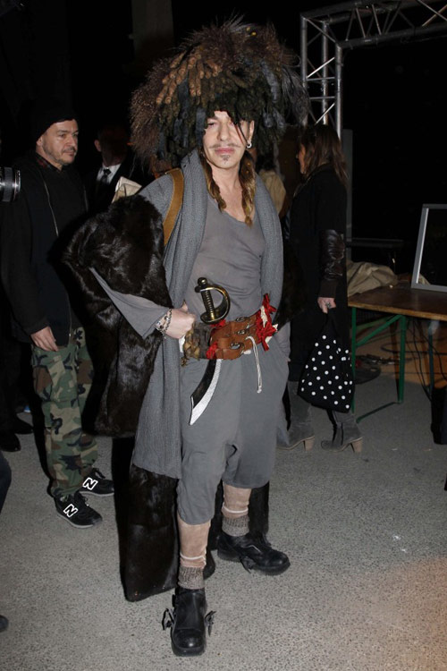 Ngắm gu thời trang dị của John Galliano - 19
