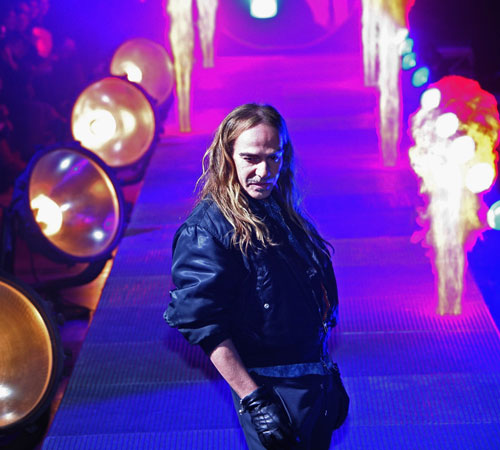 Ngắm gu thời trang dị của John Galliano - 2