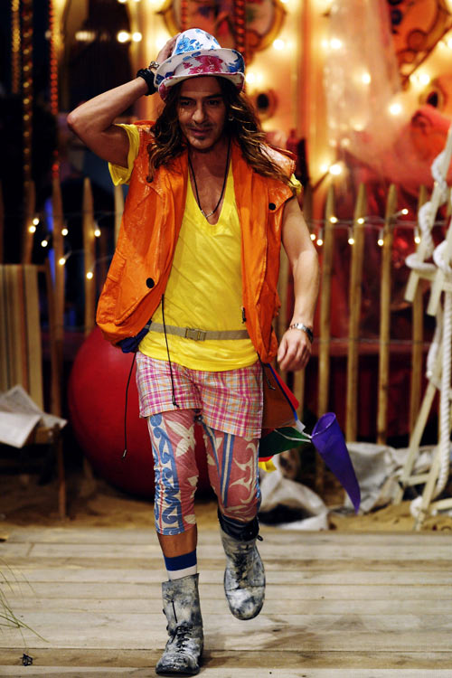 Ngắm gu thời trang dị của John Galliano - 2