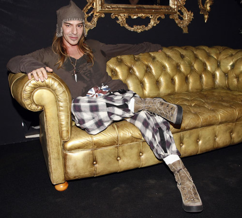 Ngắm gu thời trang dị của John Galliano - 7