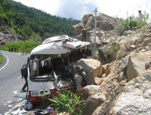 Ô tô lao vào vách núi, 7 người tử nạn - 1