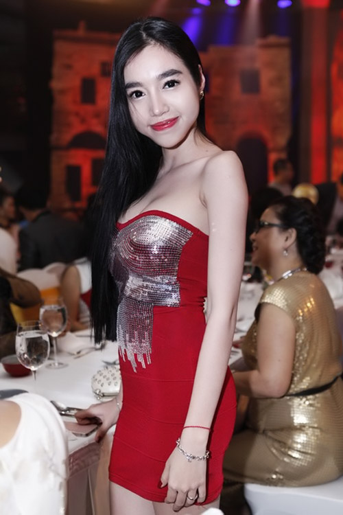 Những suối tóc hớp hồn của mỹ nhân Việt - 10