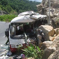 Tin tức trong ngày - Vụ xe đâm núi: Góp 3 năm mới được đi du lịch