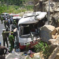 Tin tức trong ngày - Ô tô lao vào vách núi: Lời kể nạn nhân