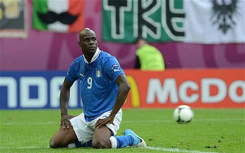 CH Séc - Italia: Thẻ đỏ của Balotelli - 1