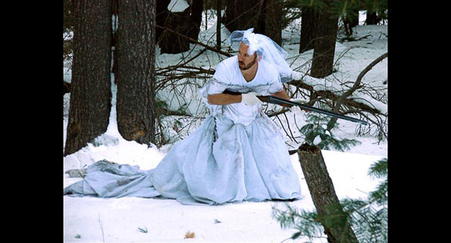 Kevin Cotter đã bị vợ ruồng bỏ sau 12 năm hôn nhân và cách anh chơi xỏ lại là lấy chiếc váy cưới của vợ cũ ra giày vò. Khi thì mặc nó trên người, lăn lê giữa rừng tuyết trắng trong một chuyến đi săn.