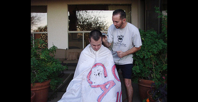 Khi lại lấy nó ra làm áo choàng để phục vụ cho việc cắt tóc bản thân.