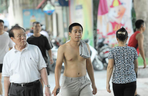 Vô tư "khỏa thân" đi giữa phố đông - 2