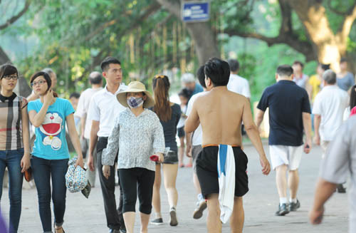 Vô tư "khỏa thân" đi giữa phố đông - 4