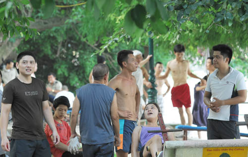 Vô tư "khỏa thân" đi giữa phố đông - 5