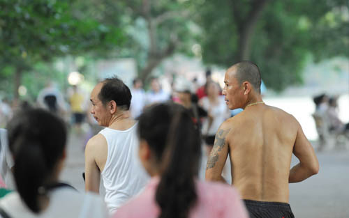 Vô tư "khỏa thân" đi giữa phố đông - 6