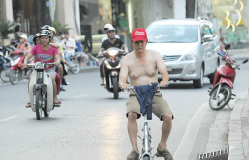 Vô tư "khỏa thân" đi giữa phố đông - 7