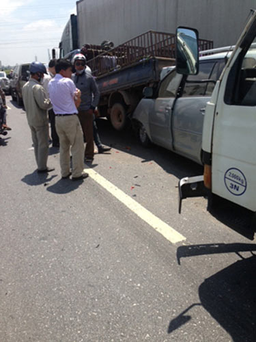 7 ô tô đâm liên hoàn trên Quốc lộ 1 - 2