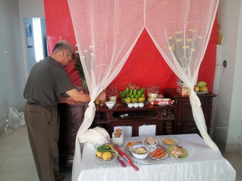 2 mẹ con treo cổ: Chuẩn bị sẵn ảnh thờ? - 2