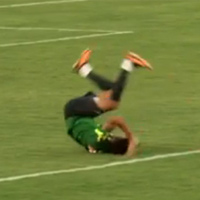 Bóng đá - Neymar “thi” nhào lộn với đồng đội