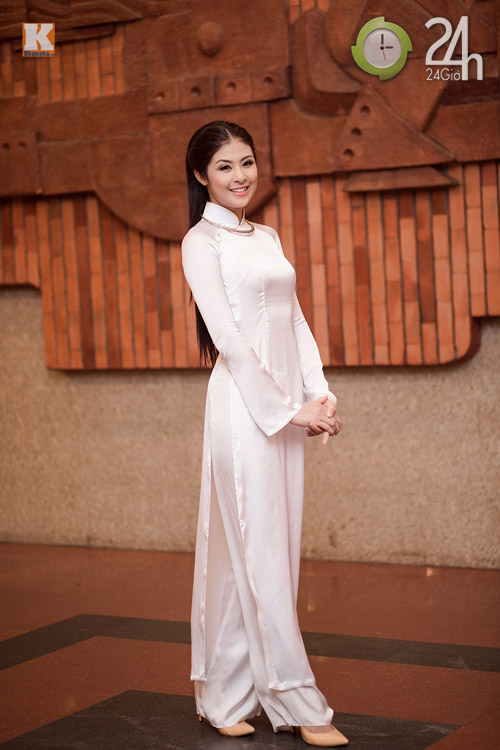 Hoa hậu Ngọc Hân dịu dàng với áo dài - 1