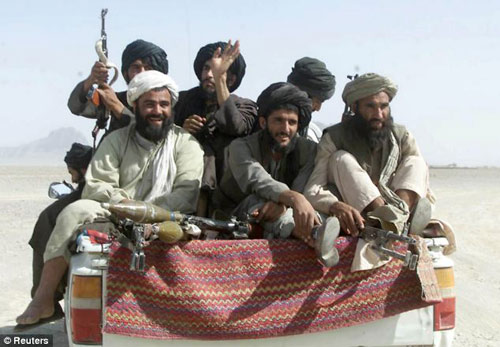 Taliban chặt đầu 2 bé trai - 1