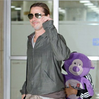 Ngôi sao điện ảnh - Pax Thiên che kín mặt khi đến Hàn