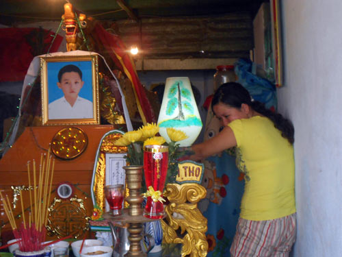 Xót thương bé 7 tuổi dũng cảm cứu bạn - 1