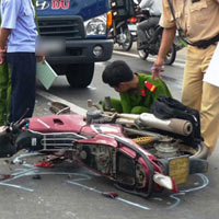 Pháp luật - “Kẹp 3” phóng bạt mạng, tông chết người