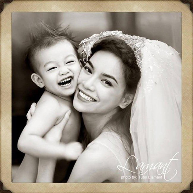 Tuy nhiên, những hình ảnh của Hà Hồ và con trai giờ mới được công bố. Trong những tấm ảnh này, trông mẹ con Hà Hồ thật rạng rỡ và hạnh phúc.