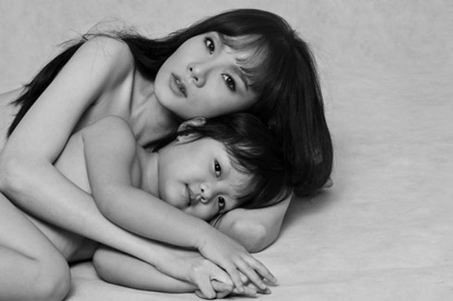 Cựu người mẫu Dương Yến Ngọc và con gái từng cùng nhau nude nhằm hưởng ứng tháng phòng chống ung thư vú thế giới