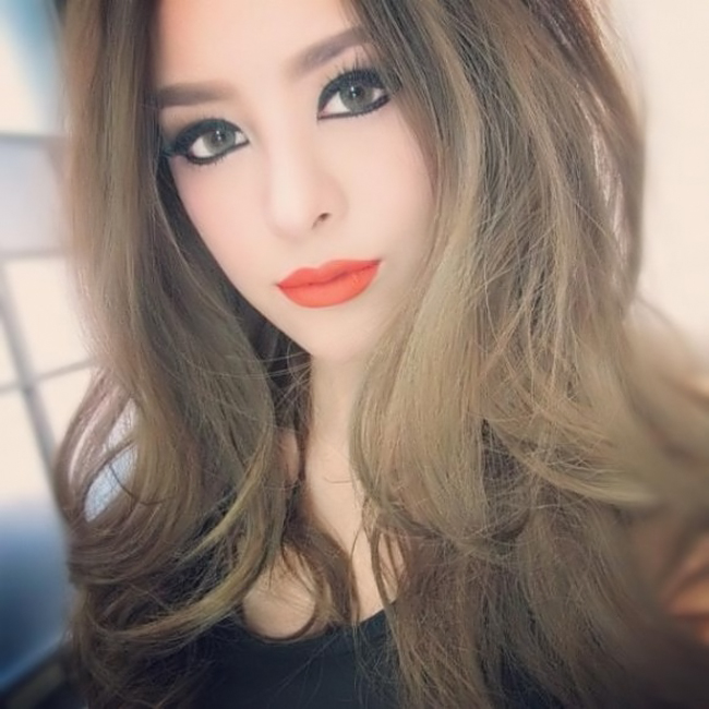 Cô gái Thái Lan 24  tuổi cũng đang hot trên cộng đồng mạng nhờ vẻ ngoài quyến rũ, xinh đẹp  và trên hết là tài năng.