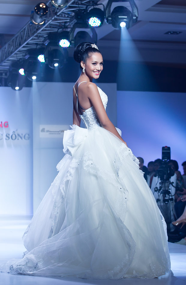 Dàn mẫu nữ hóa nàng dâu kiều diễm - 5