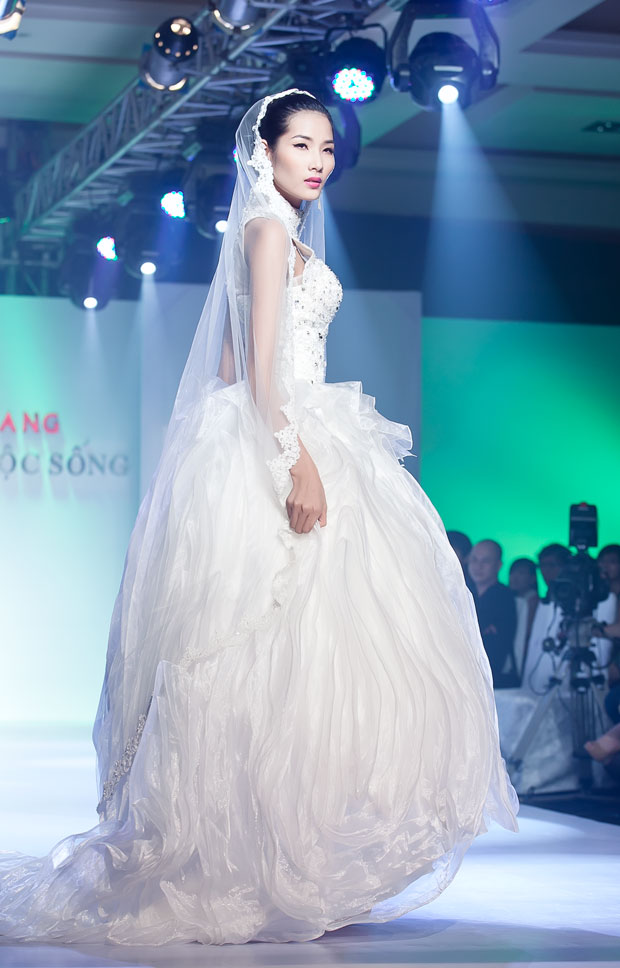 Dàn mẫu nữ hóa nàng dâu kiều diễm - 17