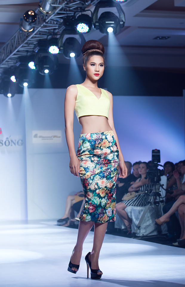 Hoàng Thùy khoe vóc dáng "siêu mỏng" - 14