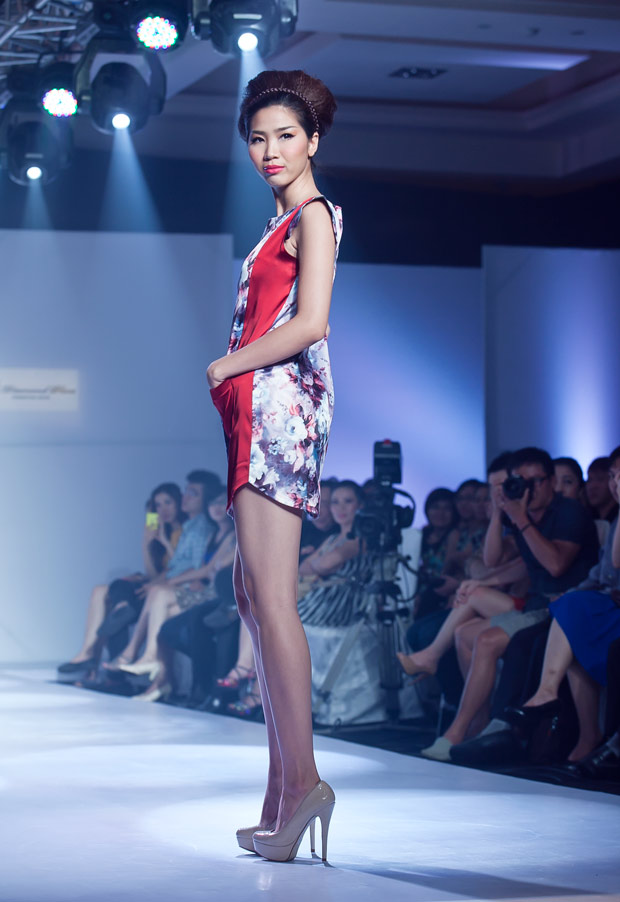 Hoàng Thùy khoe vóc dáng "siêu mỏng" - 15