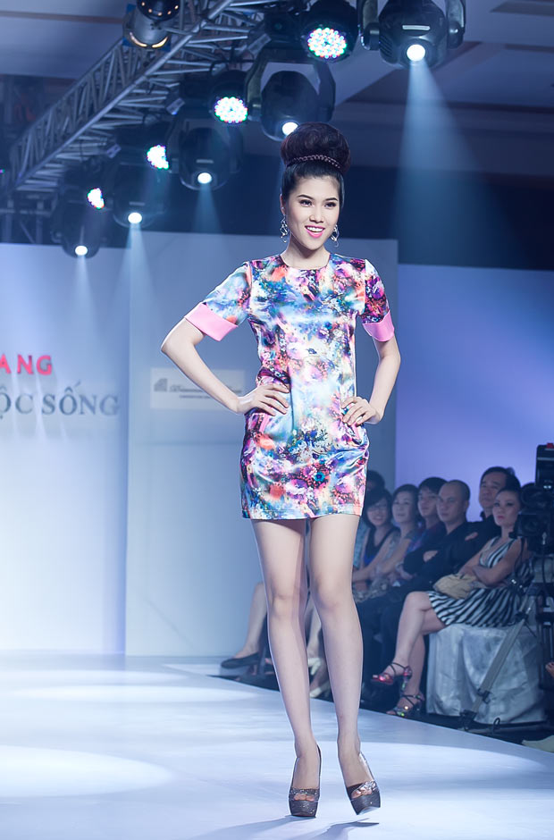 Hoàng Thùy khoe vóc dáng "siêu mỏng" - 16