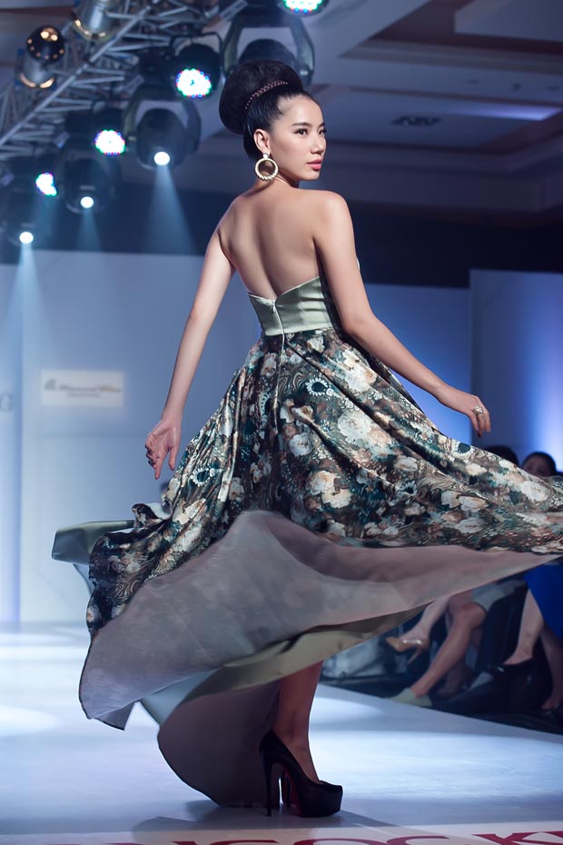 Hoàng Thùy khoe vóc dáng "siêu mỏng" - 13