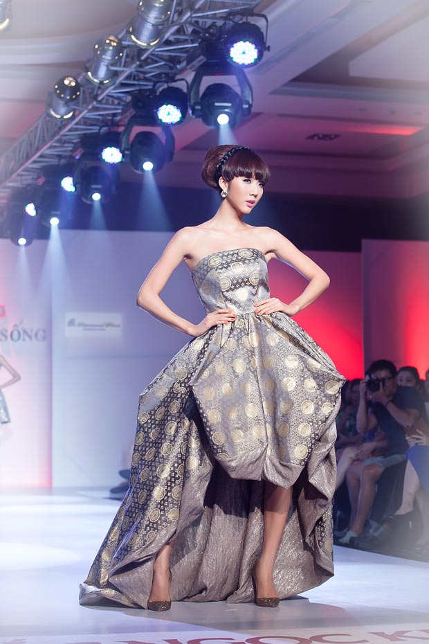 Hoàng Thùy khoe vóc dáng "siêu mỏng" - 12