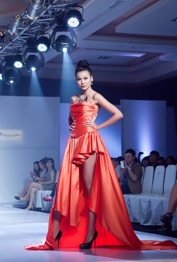 Hoàng Thùy khoe vóc dáng "siêu mỏng" - 4