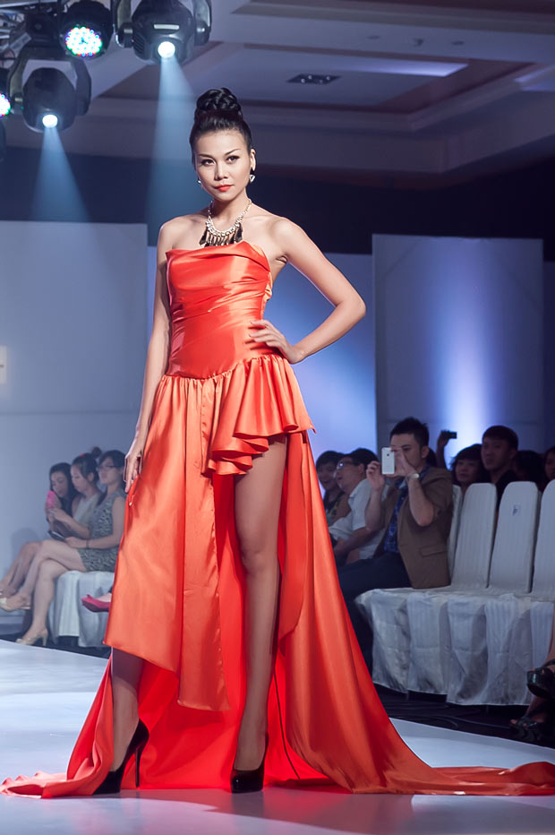 Hoàng Thùy khoe vóc dáng "siêu mỏng" - 5