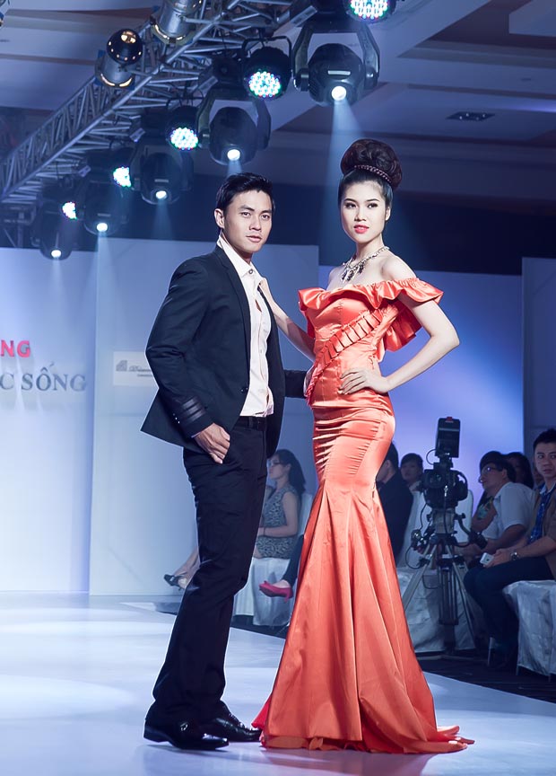 Hoàng Thùy khoe vóc dáng "siêu mỏng" - 7