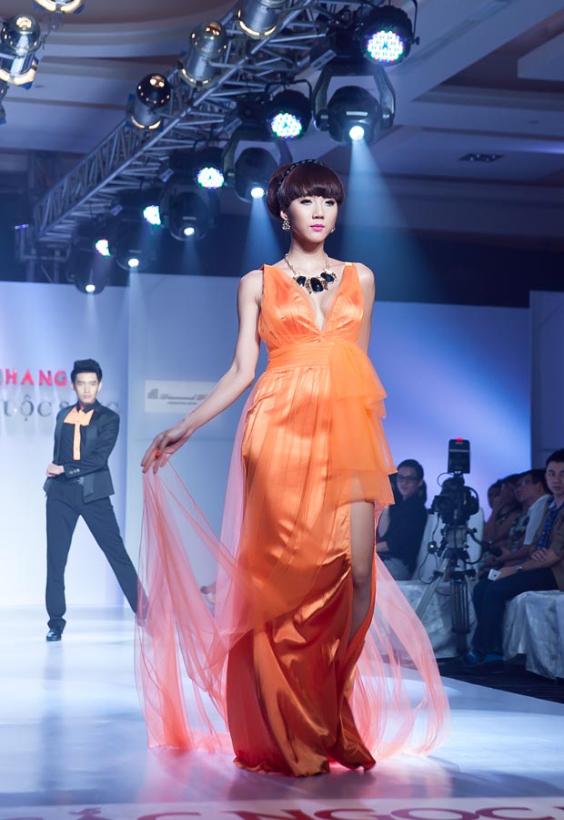 Hoàng Thùy khoe vóc dáng "siêu mỏng" - 6